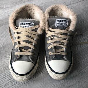 Off brand Faux Suede sneaker with Faux Fur lining. Good condition.